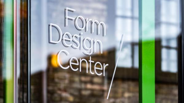 Form Design Center logo på entre