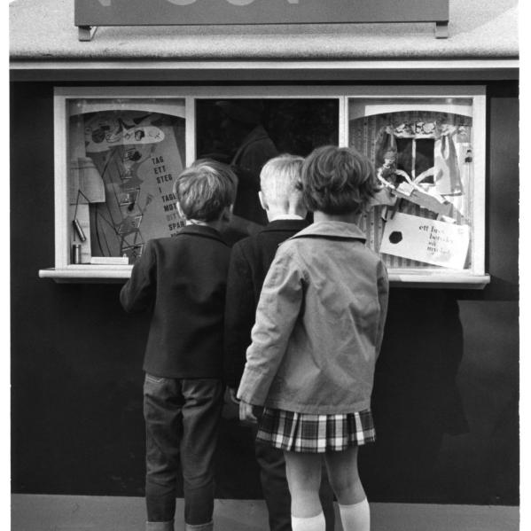 Barn står utanför ett gammalt postkontor.