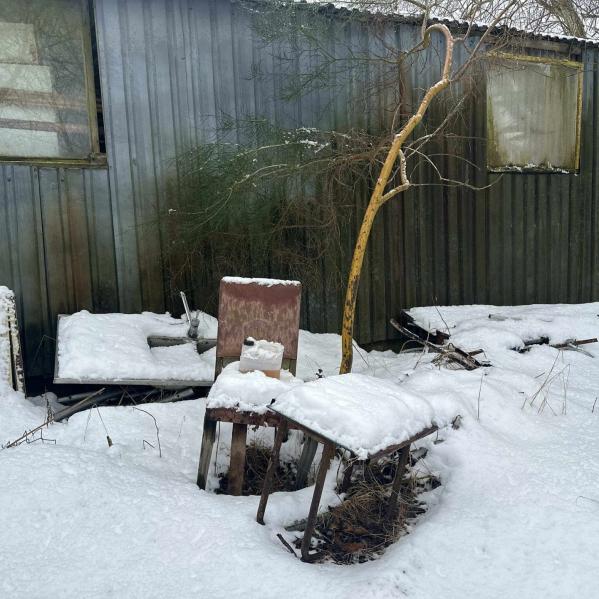Kan ett hus lära sig att dö? Och vad händer med arkitekturen om vi slutar bygga för evigheten och istället bjuder in naturen som medskapare? Inför höstens publika program och arbetet med Kunskapsforum för gestaltad livsmiljö kliver Form/Design Center in i ett fördjupat samarbete med den tvärkonstnärliga plattformen Gylleboverket på Österlen. Den 4–6 september möts vi kring deras mångåriga och djupt profilerade projekt A House That Knows How to Die.
