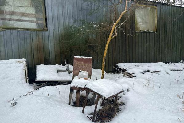 Kan ett hus lära sig att dö? Och vad händer med arkitekturen om vi slutar bygga för evigheten och istället bjuder in naturen som medskapare? Inför höstens publika program och arbetet med Kunskapsforum för gestaltad livsmiljö kliver Form/Design Center in i ett fördjupat samarbete med den tvärkonstnärliga plattformen Gylleboverket på Österlen. Den 4–6 september möts vi kring deras mångåriga och djupt profilerade projekt A House That Knows How to Die.